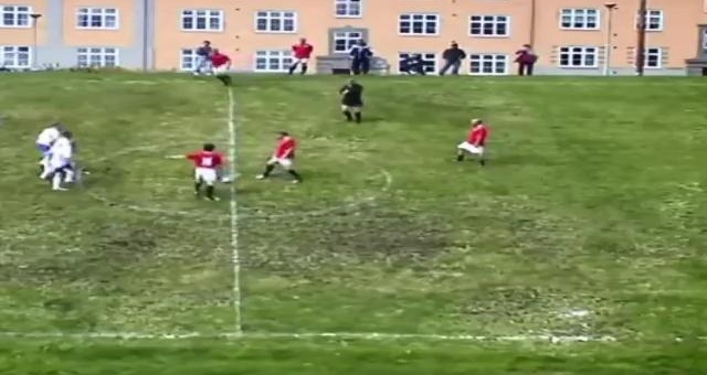 VIDEO: Trận đấu bóng có 1 không 2 trên sân bóng nghiêng