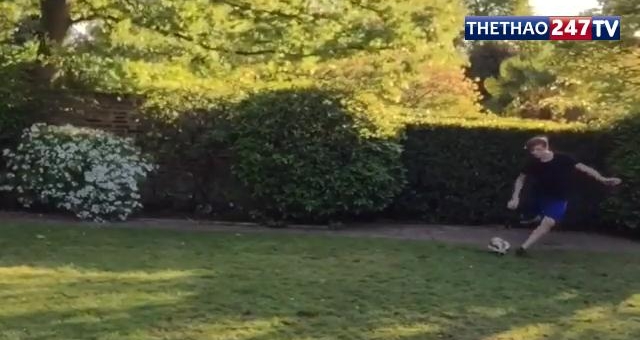 VIDEO: Brooklyn Beckham trổ tài sút bóng chuẩn xác như ông bố David