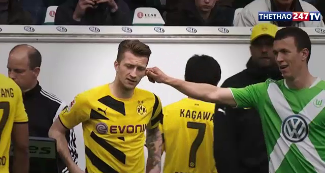 VIDEO: Marco Reus bị đối thủ véo tai siêu hài hước