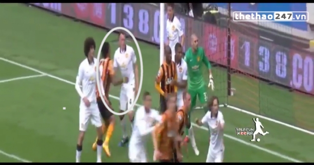 VIDEO: Cầu thủ Hull City ra đòn như võ sĩ quyền anh hạ gục Phil Jones