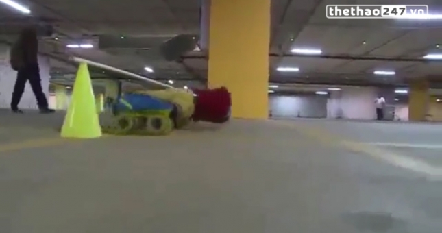 VIDEO: Cậu bé 6 tuổi trượt patin qua gầm 39 chiếc xe ô tô