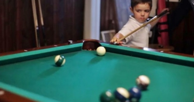 VIDEO: Thần đồng 5 tuổi chơi bi-a siêu đẳng tại Mỹ