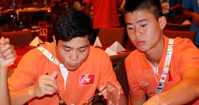 VIDEO: Các cầu thủ U23 VN tỏ ra chán nản với đồ ăn tại SEA Games 28