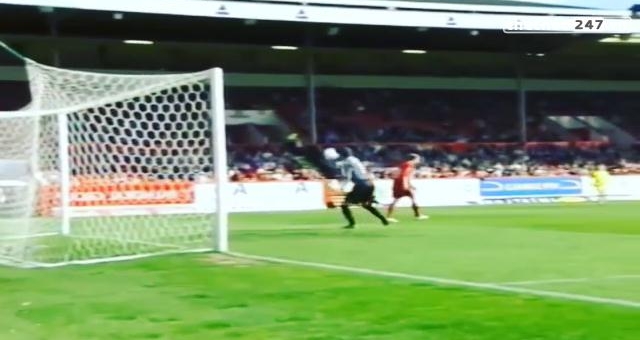 VIDEO: Thủ môn phản lưới nhà vì pha phát bóng bất cẩn