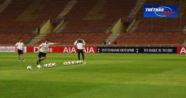 VIDEO: HLV Tottenham trổ tài sút bóng từ giữa sân trúng xà ngang