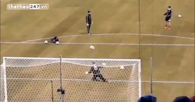 VIDEO: 'Siêu nhân' Messi ghi 2 bàn thắng từ 1 cú sút