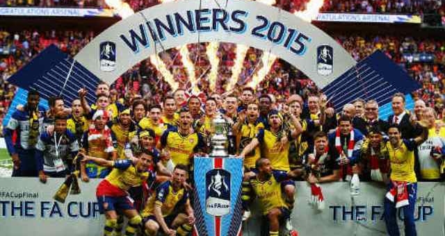 VIDEO: Các cầu thủ Arsenal nhận Cup vô địch FA Cup lần thứ 12