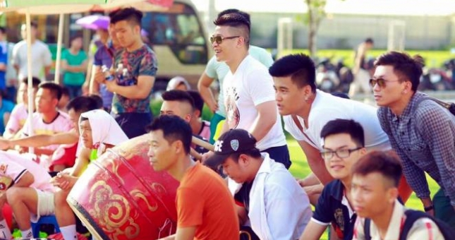 Cổ động viên Tin Lớn & Anh Em FC: Náo nhiệt và chuyên nghiệp