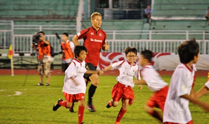 Keisuke Honda truyền ước mơ chơi bóng cho trẻ em Việt – Nhật