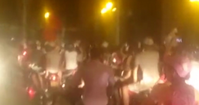 VIDEO: CĐV tại Hà Nội đổ ra đường ăn mừng chiến thắng của đội tuyển U23 Việt Nam