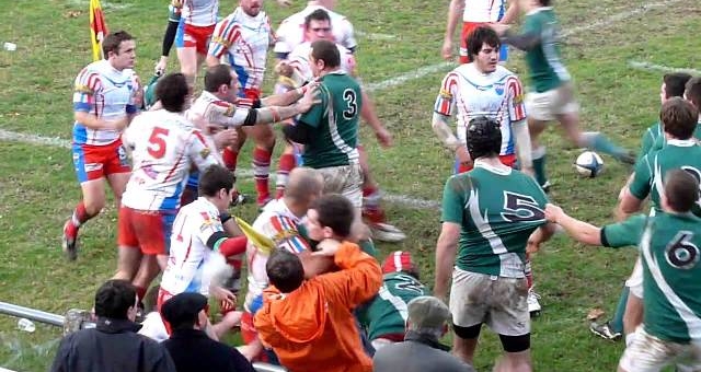 VIDEO: Cầu thủ đánh nhau như trong phim hành động ở một giải đấu tại Nga