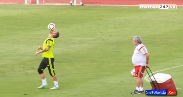 VIDEO: Ramos phô diễn kỹ thuật trong buổi tập của tuyển Tây Ban Nha