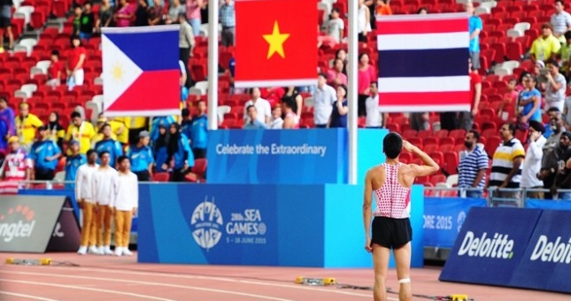 VĐV gây xúc động khi dừng lại chào cờ trong lúc thi đấu