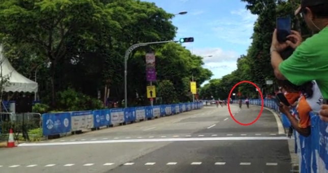 Video SEA Games 28: Hành vi chơi xấu khiến Cua-rơ Thái Lan bị tước HCV xe đạp