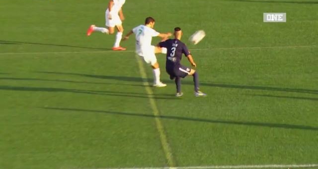 VIDEO: Siêu phẩm volley ghi bàn từ 40m của Raul Gonzalez