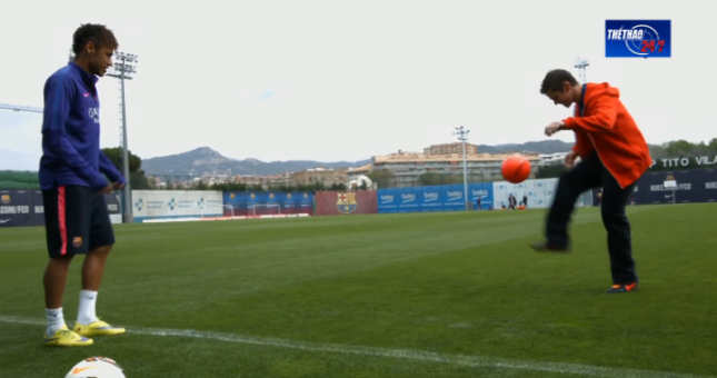 VIDEO: Màn trình diễn Freestyle khiến Neymar cũng phải ngả mũ thán phục