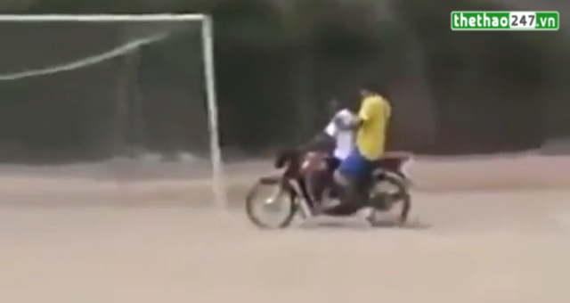 VIDEO: Thủ môn lên tham gia tấn công và chạy về phòng ngự siêu dị