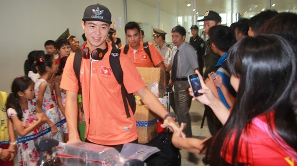 U23 Việt Nam trở về trong vòng vây người hâm mộ