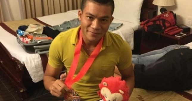 Tuyển thủ U23 Việt Nam vui mừng nhận tấm HCĐ muộn