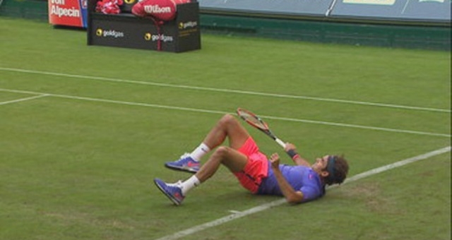 VIDEO: Bị ngã sõng soài Federer vẫn đưa được bóng sang sân đối phương