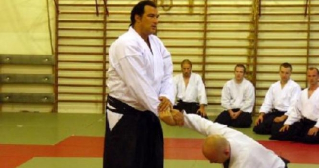 VIDEO: Tài tử võ thuật Hollywood đấu võ như chơi đùa với 2 võ sỹ Nga