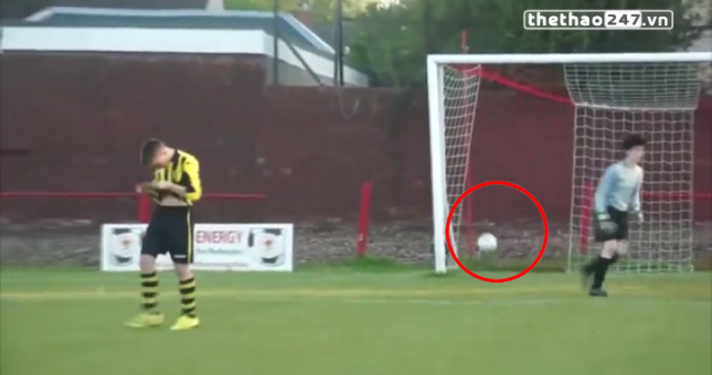 VIDEO: Thủ môn tự đưa bóng vào lưới nhà khi ăn mừng cản phá được penalty