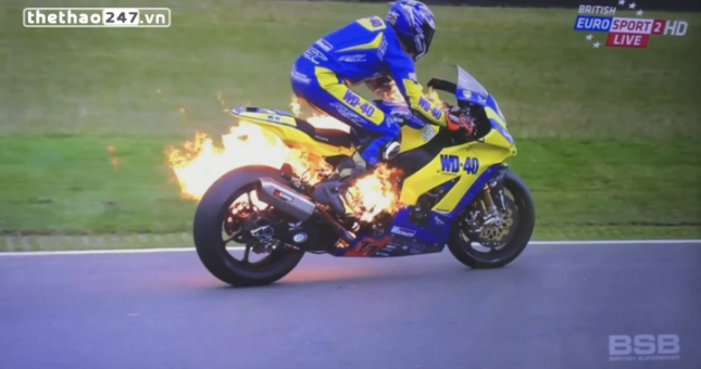 VIDEO: Xe đua bất ngờ bốc cháy tại giải đua xe BSB Snetterton