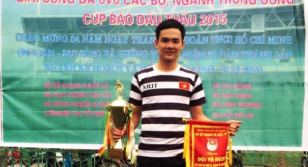 Long 'Rio': Người chuyên 'bắt chết' các tiền đạo phủi