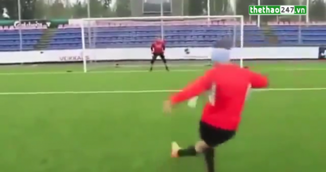 VIDEO: Bịt mắt sút penalty theo kiểu rabona chính xác đến khó tin