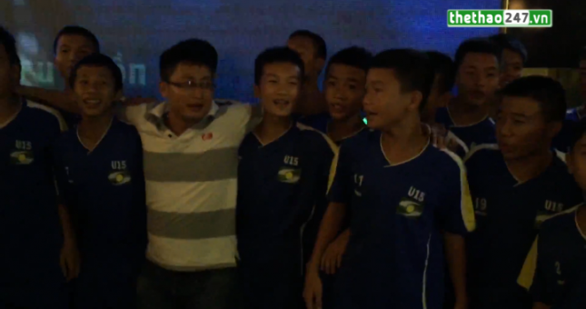 VIDEO: Các cầu thủ nhí SLNA trổ tài ca hát bài 'Cơn mưa ngang qua'