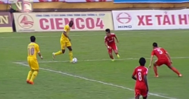 Quang Tình sút 11m kiểu panenka, SLNA vẫn thua Bình Dương