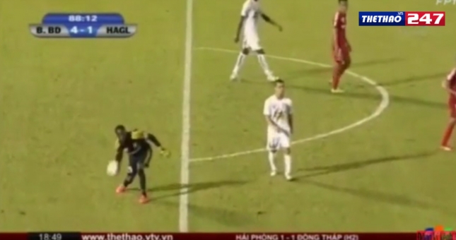 VIDEO: Pha ném bóng hài hước của thủ môn Becamex Bình Dương