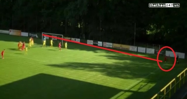 VIDEO: Tình huống ghi bàn trên chấm phạt góc khó tin