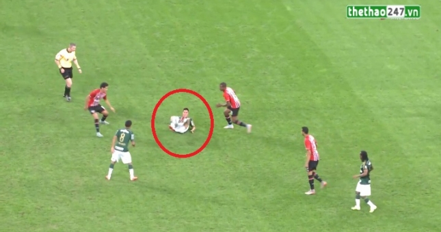 VIDEO: Pha chuyền bóng ngẫu hứng của Cristaldo khi đang nằm sân