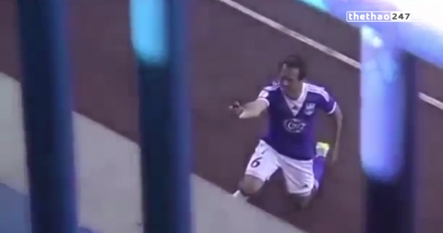 VIDEO: Thêm 1 cầu thủ cầu hôn bạn gái sau khi ghi bàn