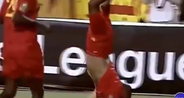 VIDEO: Cầu thủ trồng cây chuối ăn mừng bàn thắng