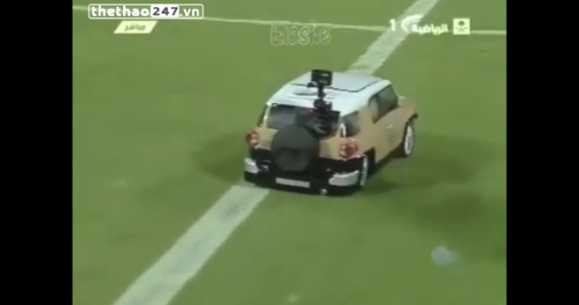 VIDEO: Đưa bóng vào sân bằng... ô tô