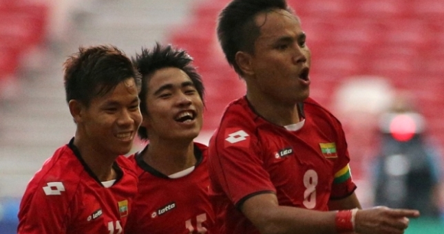 VIDEO: Tuyệt phẩm ghi bàn từ giữa sân của sao U23 Myanmar