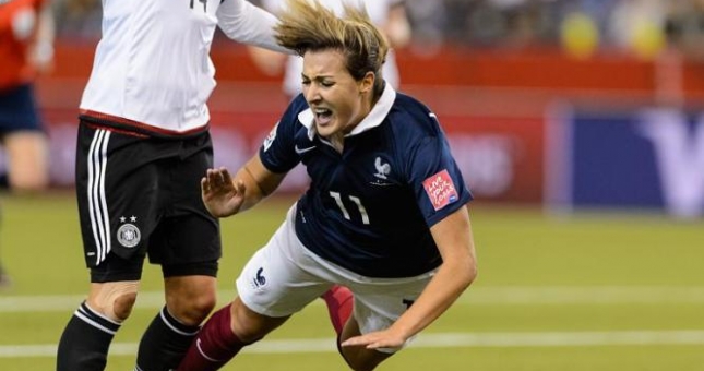 VIDEO: Pha ăn vạ 'đẳng cấp' của nữ cầu thủ Pháp ở World Cup 2015