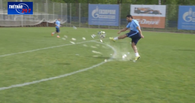 VIDEO: Hết sút rách lưới, Hulk lại sút vỡ bóng trong lúc luyện tập