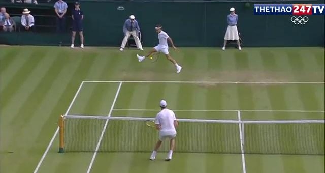 VIDEO: Roger Federer đánh bóng qua 2 chân làm bó tay đối thủ