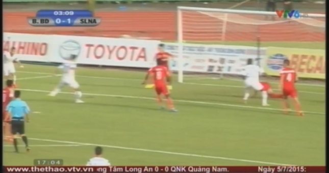 VIDEO: Tình huống đá phạt nhanh mở tỉ số của SLNA
