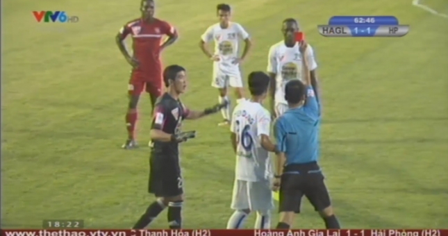VIDEO: HAGL chơi thiếu người vì chiếc thẻ đỏ 'ngớ ngẩn' của Franklin