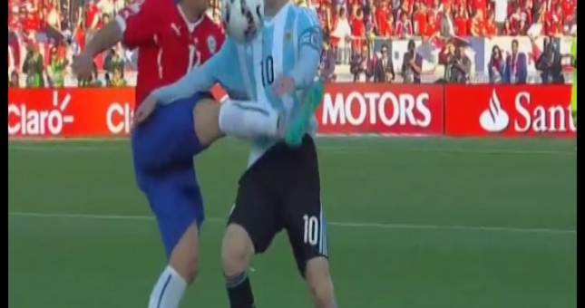 VIDEO: Tình huống Messi bị cầu thủ Chile đá thẳng vào bụng
