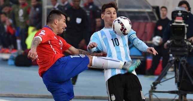 Messi suýt nhập viện sau pha 'bỏ bóng đá người' của cầu thủ Chile