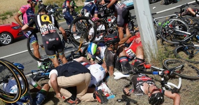 VIDEO: Tai nạn liên hoàn ở giải đua xe đạp vòng quanh nước Pháp