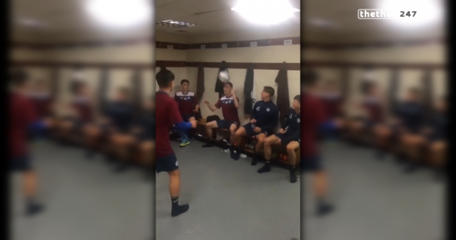 VIDEO: Màn phối hợp đánh đầu đưa bóng vào thùng rác độc đáo