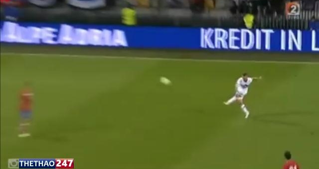 VIDEO: Siêu phẩm sút phạt không thể cản phá từ hơn 40m