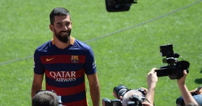 VIDEO: Arda Turan từ chối ký lên áo đấu của Messi