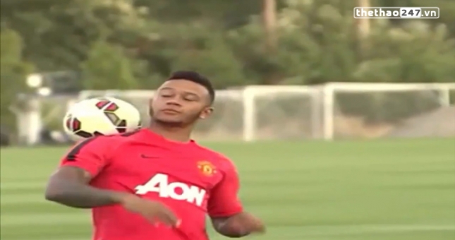 VIDEO: Depay biểu diễn kỹ thuật tâng bóng trong buổi tập của MU